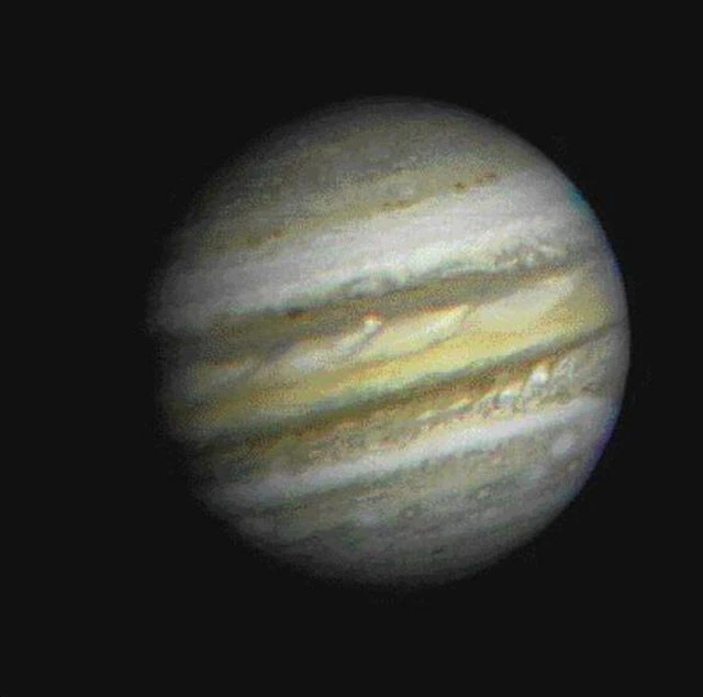 打ち上げから約1年半後の1979年3月、ボイジャー1号は最初の目標である木星に最接近。木星とその衛星の姿を撮影して鮮明な写真に収めただけでなく、磁場や放射線に関する貴重なデータを収集した