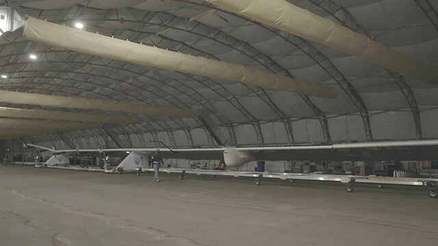 成層圏から無人航空機でスマホの電波を発信するソフトバンクの技術「HAPS」。すでに電波発信用の航空機、Sungliderの開発に成功。翼長78mという超巨大な翼の大部分にソーラーパネルを配置。大容量リチウムイオンバッテリーに蓄電され、高度20㎞の上空を数ヵ月間も飛行することが可能。既存の通信方式をそのまま利用できるのもメリット