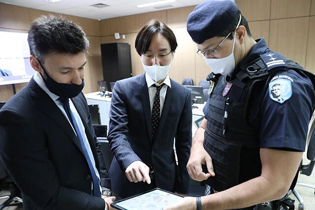 現地の警官に「CRIME NABI」の使用方法をレクチャーするSP社の担当者