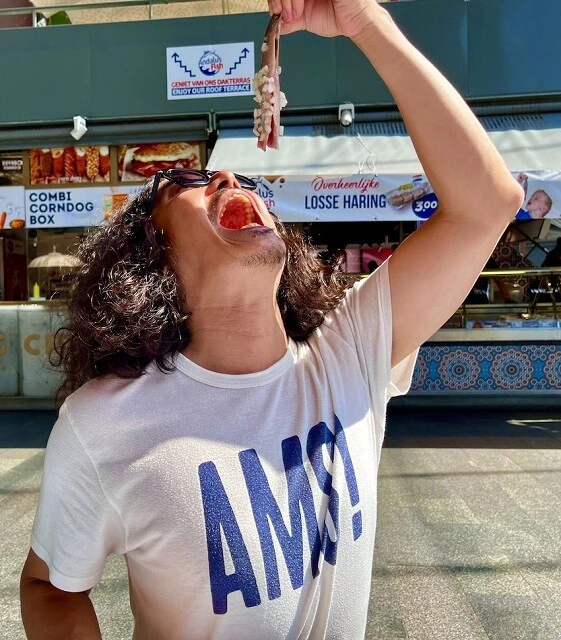 オランダ名物の「ハーリング」。こうやって食べる