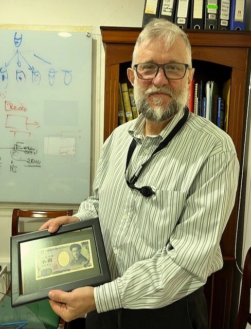 日本の千円札を額に入れて飾る研究科長。その理由は、まさかの......!