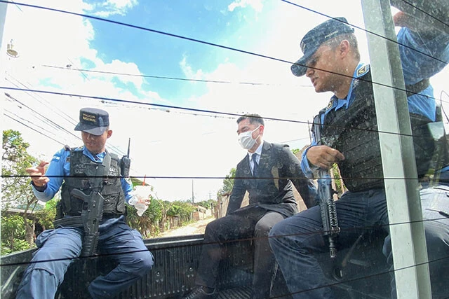 ホンジュラス国家警察のパトロールに同行するプロジェクトの担当者。同乗する警官たちはかなりの重装備だ