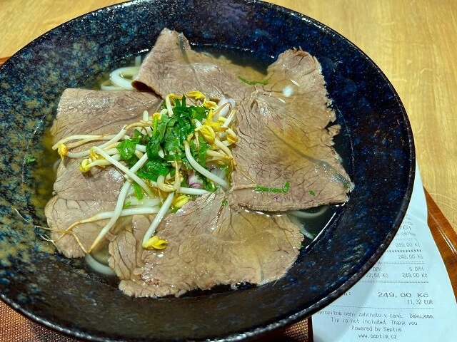 プラハの空港で食べた「フォー・ボー」。こ、これがフォーだと...!?