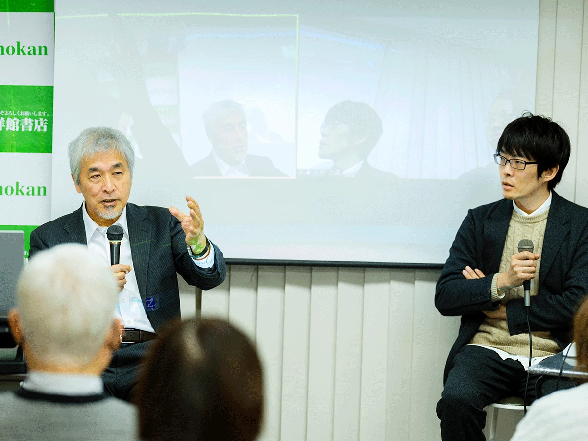 イベントは大阪・隆祥館書店で行なわれた。会場は満員となり、多くの読者がふたりのトークに耳を傾けていた。