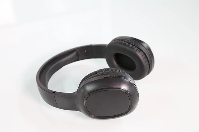 ダイソー Bluetoothヘッドセット［有線無線両用ヘッドセット］　有線・無線の両用で音質は他メーカーの3980円クラス製品と勝負できるレベル。マイク内蔵でハンズフリー通話もOK。フィット感も良く、135gと軽量なのもうれしい。これで1100円はヤバいです