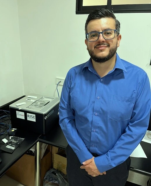 パウルと次世代シークエンサー。パウルはこの機械を使ってあるCOVID-19患者のウイルスゲノムを調べ、それを「GISAID」に登録した