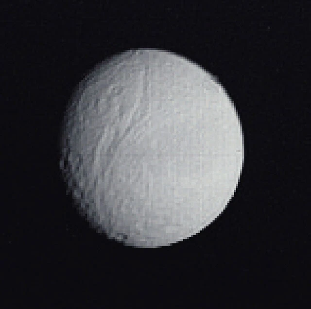 土星の第3惑星「テティス」も氷と岩の衛星。ボイジャーが撮影したテティスの表面からは、小惑星や隕石の衝突でできた無数のクレーターが確認でき、この衛星の歴史を物語る