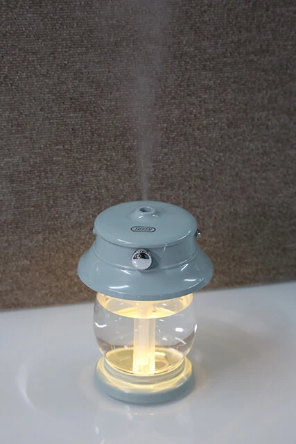 ラドンナ Toffy LEDランタン加湿器〈充電式〉　USB充電式で使用時はコードレス（約3時間でオートパワーオフ）なため、気軽に持ち運んでデスクだろうがベッドサイドだろうが家のどこでも使える。3色展開でデザインも◎。4400円