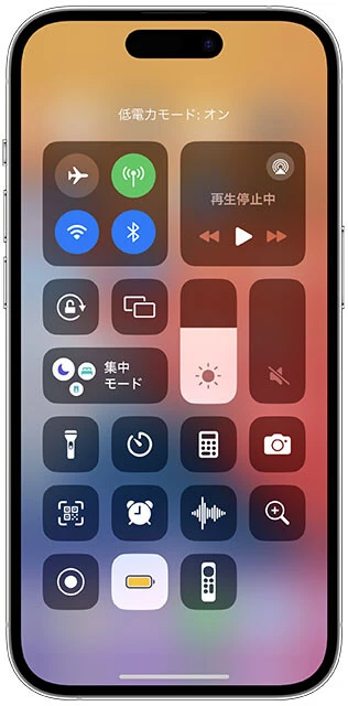 iPhoneの低電力モードは、ホーム画面から各種機能を設定できる「コントロールセンター」にも追加することが可能。こちらに追加すると、表示される【電池アイコン】をタッチすることでも省電力モードのオンオフが可能。迷うことなく設定できるのがポイントです！