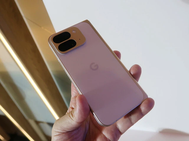 本体前面には6.3インチのActuaアウターディスプレーを搭載し、普通のスマホのような操作が可能。展開時は8インチというミニタブレットサイズの大画面が出現するフォルダブルスマホ。折り畳み時の最薄部は10.5㎜、展開時は5.1㎜と圧倒的にスリムな本体を実現！