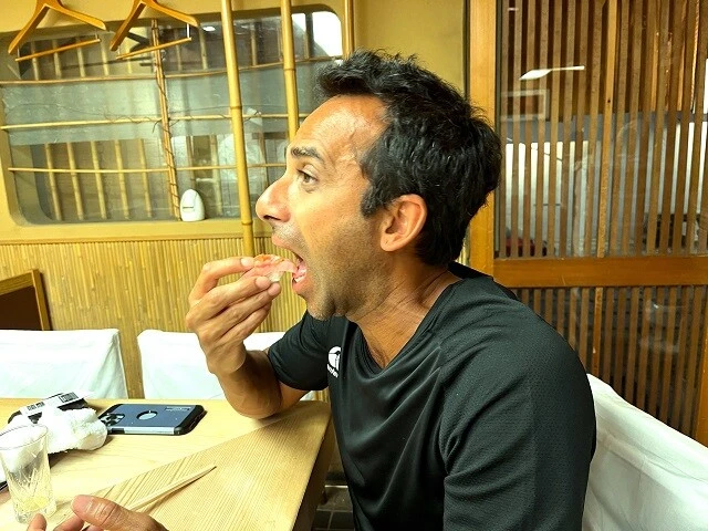 寿司をほおばるラヴィ。2023年9月、軽井沢で開催された研究集会(14話のサムネイルに使われている写真は、その時のもの)に招待した際、都内の寿司屋で一緒に寿司を堪能した