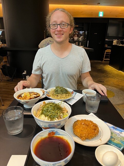 羽田空港の「ザ・港屋ラウンジ」にて。肉そばをぺろりと食べた