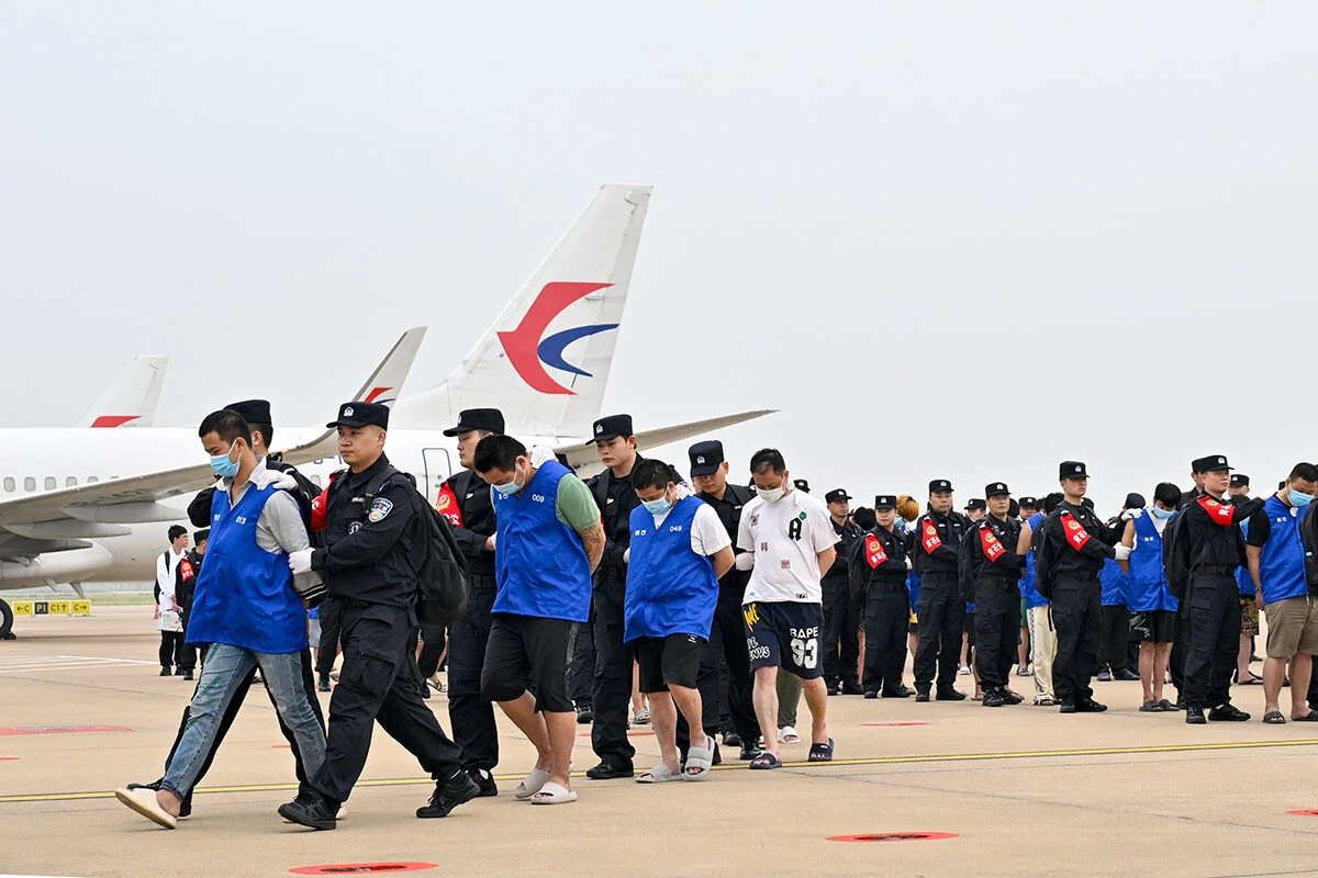 昨年、ミャンマーで潜入捜査中の中国人警察官が詐欺グループに殺害された事件をきっかけに中国当局は大規模殲滅作戦を開始。ミャンマーやカンボジア、そしてインドネシアなど東南アジアを拠点とする中国人の振り込め詐欺グループが毎月のように大量検挙されている。しかし、これが新たな国際問題の火種に!?