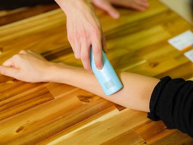 患部に押し当てて、スイッチを押して使う。先端の「回」のような部分に秘密があり、外側は40℃、内側は15℃となっている。この温度差が実際よりも熱く感じる錯覚を生み、かゆみを緩和する