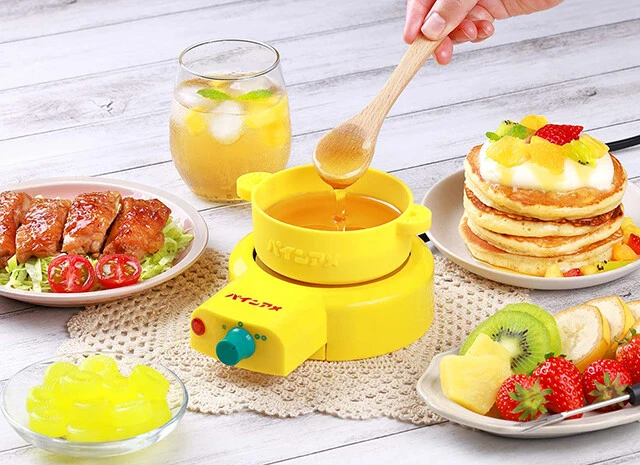 ライソン パインアメ魔法のシロップメーカー　シリコン容器にパインアメと水を入れ、スイッチオンすれば加熱されてシロップの出来上がり。デザートにかけるだけでなく調味料にも（レシピ付属）。8月8日（パインアメの日）に発売されたちまち話題に！　3960円