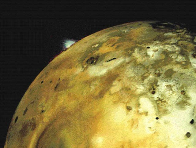 木星の衛星「イオ」に存在する火山の噴火をとらえた映像。イオには400を超える火山が存在し、活発な地殻変動が起きていることがボイジャーの探査によって明らかになった。噴煙の高さは500kmにも及ぶといわれている