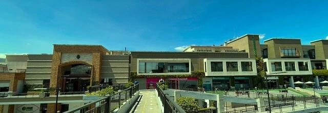 サンフランシスコ・デ・キト大学。左が校舎、右がショッピングモール。直結