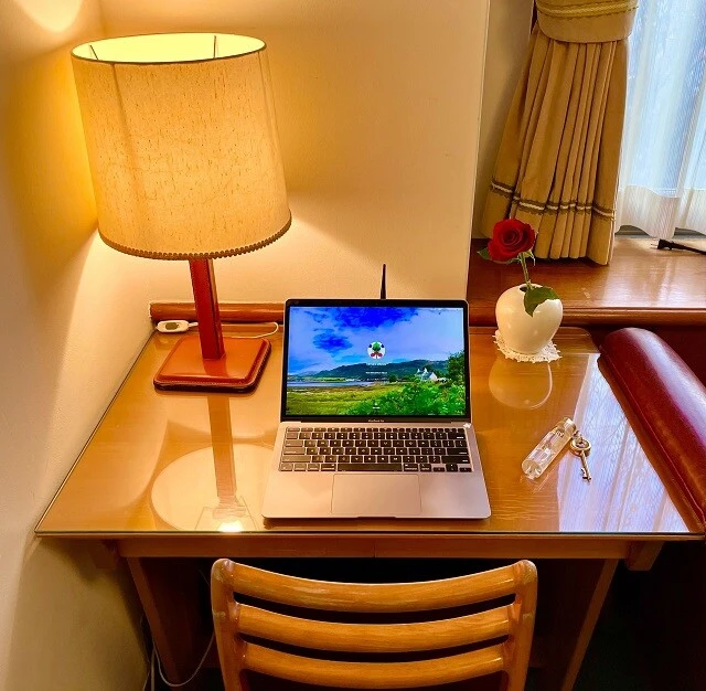 宿泊した「山の上ホテル」の409号室のライティングデスク