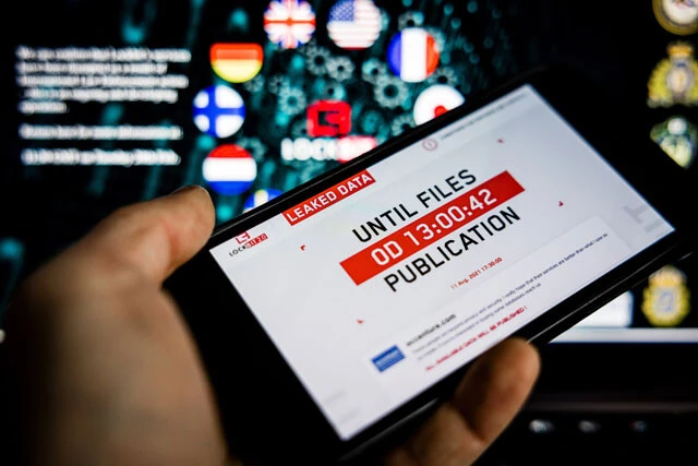 サイバーテロの標的とされた企業には写真のような「ランサムノート」と呼ばれる脅迫文が送付されるのがランサムウエアの特徴。表示されるタイマーの期限内に身代金を支払わない場合、盗まれた各種データが流出してしまう