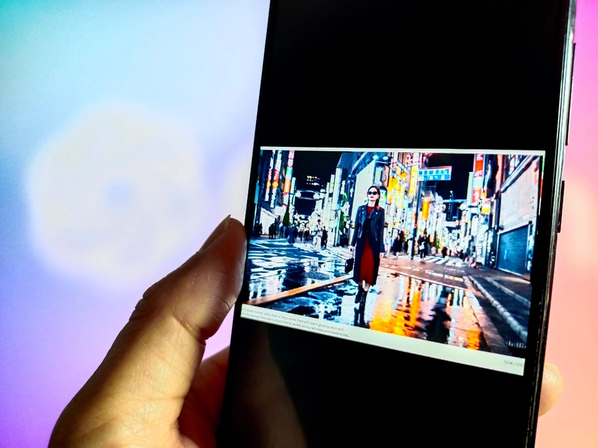 スタイリッシュな女性が夜の街を歩く生成動画。このほかOpenAIのTikTokアカウントでは、動物系の動画やレーシングゲームのような動画もアップされている