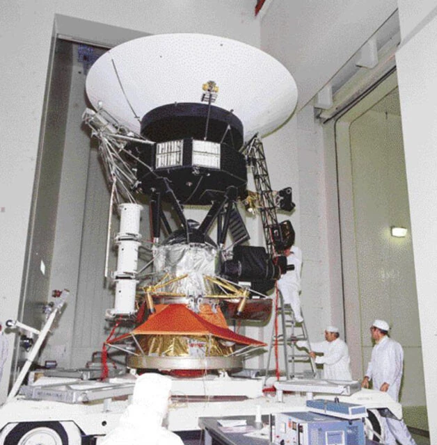 ボイジャーに振動テストなどを行なっている様子。ボイジャー1号の質量は721.9 kgで、上面に取りつけられている通信アンテナは直径約3.7m