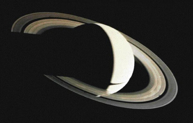 木星の重力アシストを使って次の目標へと向かったボイジャー1号は1980年11月に土星に最接近。土星の輪がいくつもの小天体の破片でできている可能性や、土星の衛星「タイタン」に大気が存在することなど、多くの発見をもたらした