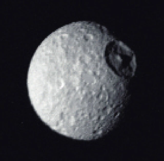 映画『スター・ウォーズ』シリーズに登場するデス・スターに似た、土星の第1衛星「ミマス」。特徴的なクレーターは直径が130kmと、ミマスの直径の3分の1に及ぶ大きさ