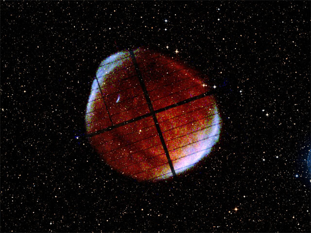 3月4日に公開された画像。XRISMに搭載されたカメラがとらえた。1006年に超新星爆発を起こした「SN1006」の残骸で、直径65光年の天体である写真提供／JAXA/DSS