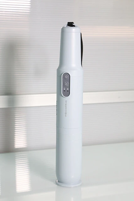 レコルト コードレススティッククリーナー　スタンド状態では懐中電灯くらいのサイズだが、実はパワーも強力なハンディクリーナー。付属のロングパイプとフロアヘッドを装着すれば床掃除までOK！　フルセットで1万5400円