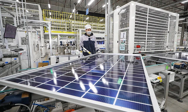 中国では他国がまだエコ意識の低かった2000年代後半から本気で太陽光パネル開発を進め、現在では世界に流通する太陽光パネルの9割を製造するまでに超成長。中国国内の平地では大規模な太陽光発電所の建設ラッシュで、すでにコスパ的にも火力発電を上回るレベル。実は海にまで太陽光発電所を建設済み