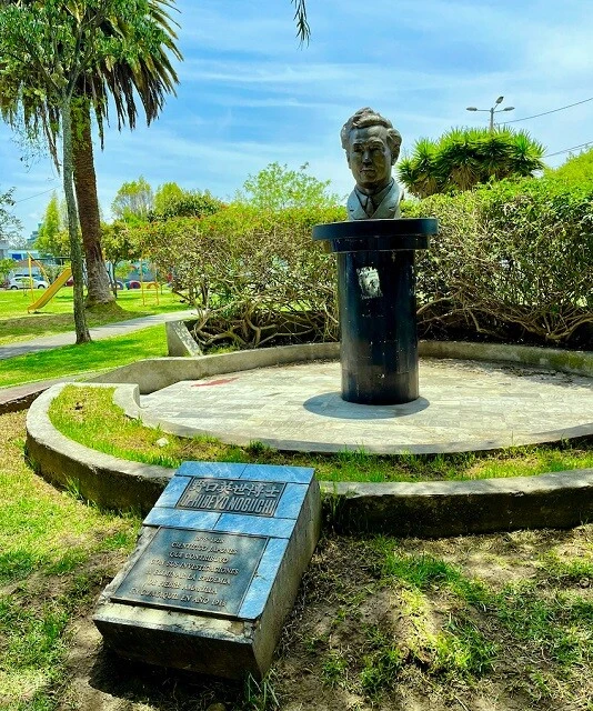 野口英世像。旧千円札をモチーフに作ったんだろうかというくらい、髪型が同じだった