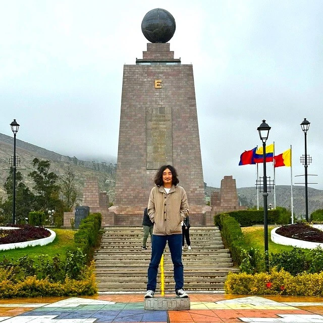 「ミッター・デル・ムンド(Mitad del Mundo)」は、直訳すると「世界の中心」。向かって左が南半球、右が北半球