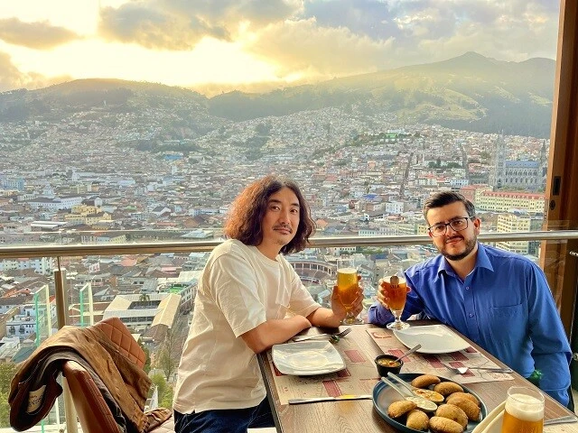 私とパウル。背景はキトの旧市街の夕景