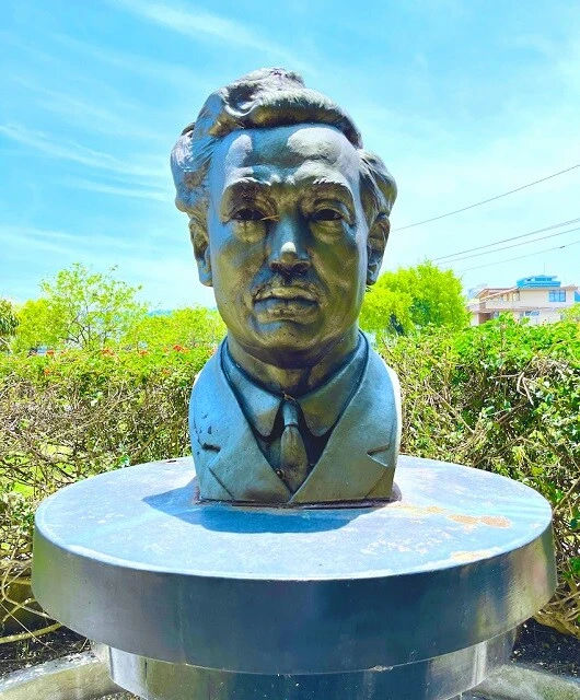 キト市内の「日本公園(Parque Japón)」に人知れず鎮座する野口英世像