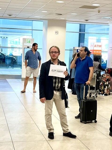 プラハの空港で私たちを待ち受けるイリ