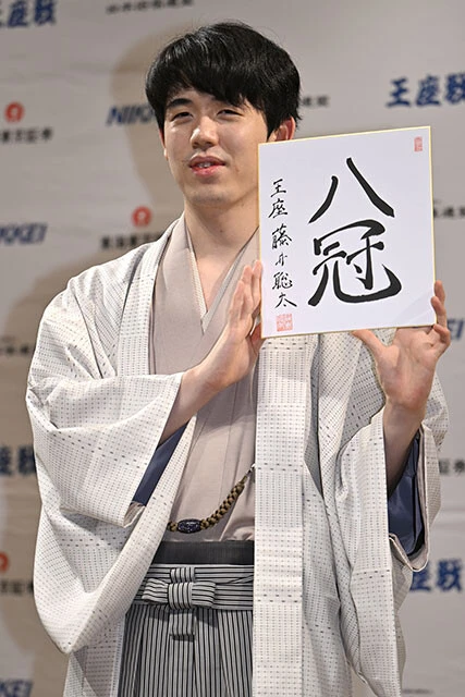 去年10月、王座戦で永瀬拓矢前王座を下し、全冠制覇を達成した藤井八冠。21歳2ヵ月という驚異的な若さでの大偉業だった