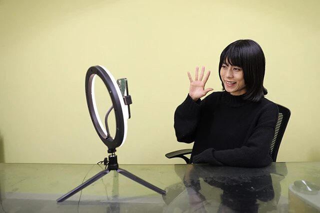 ダイソー リングライトセット［三脚付］　昼白色・昼光色・電球色の3色切り替えと各色10段階の調光機能がついたリングライトに、三脚とスマホホルダーも付属。自撮りや動画配信はもちろん、リモート会議でも写りが段違いに！　770円