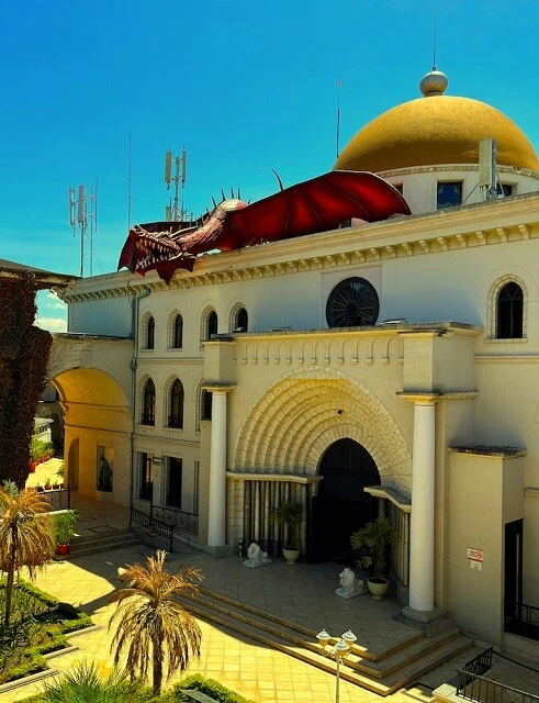 ドラゴンのオブジェが鎮座する校舎