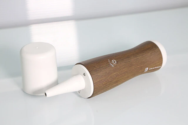 ライフオンプロダクツ エアダスターLNACN002　パソコンのキーボードや窓のサッシなどにたまったホコリをプシュッと吹き飛ばす。風量は弱中強の3段階で、暗い場所を照らすLEDライトも搭載。ノズルヘッドは用途別に3本付属。8800円