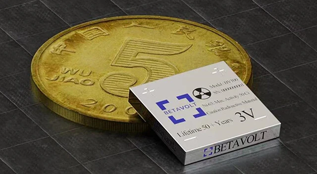 中国の5角硬貨との比較。サイズは約15㎜×15㎜×5㎜で、一般的な腕時計に利用するボタン電池よりも小型だ