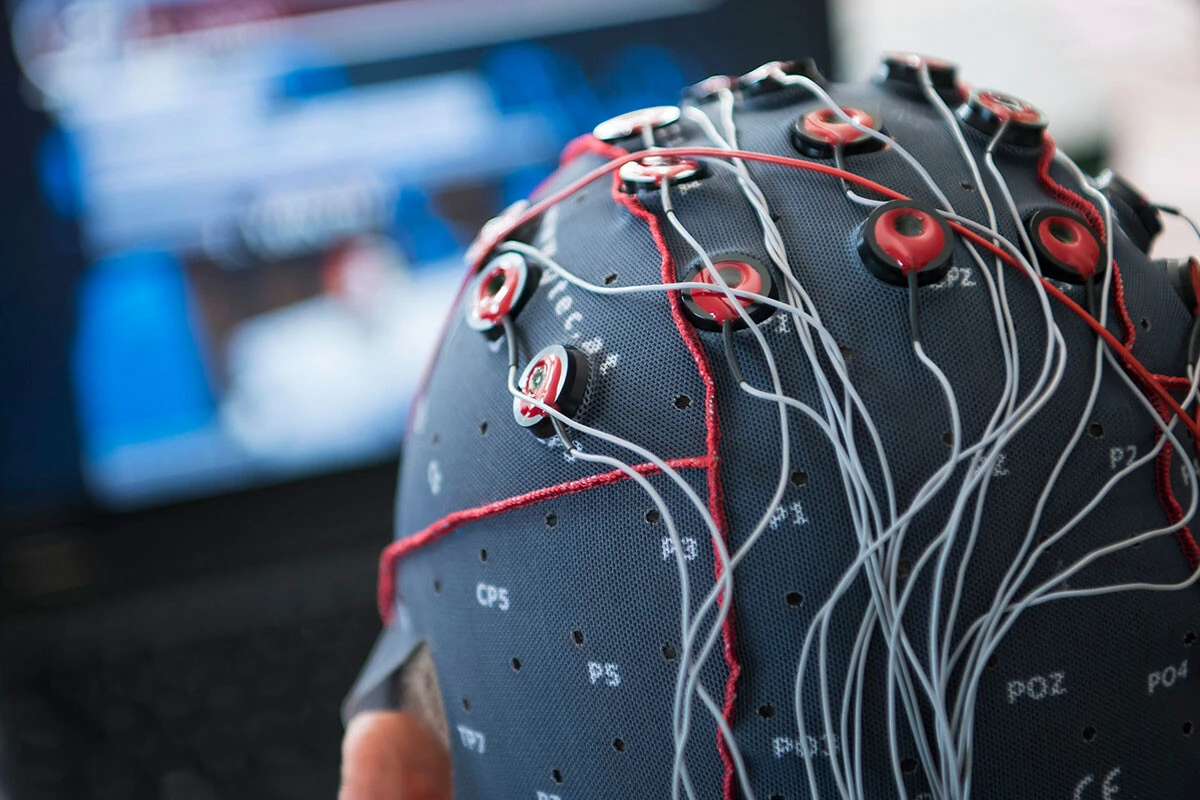 電極付きのヘルメットで脳波を読み取って、機械の操作などに利用する