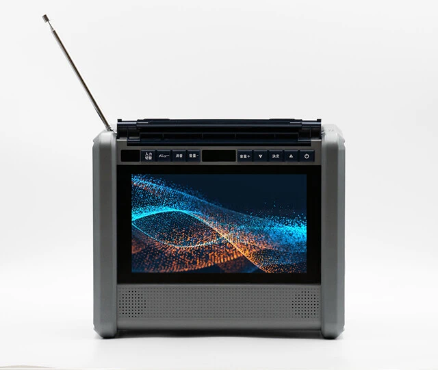 ダイニチ電子 10インチテレビ搭載ポータブル電源　アウトドアにも有事の際にも使えるポータブル電源に、フルセグ・ワンセグ対応テレビ、ワイドFMラジオ、LEDライトを搭載。出力は限られるが電源5ポート同時使用も可能。重量は5.5㎏。5万5000円