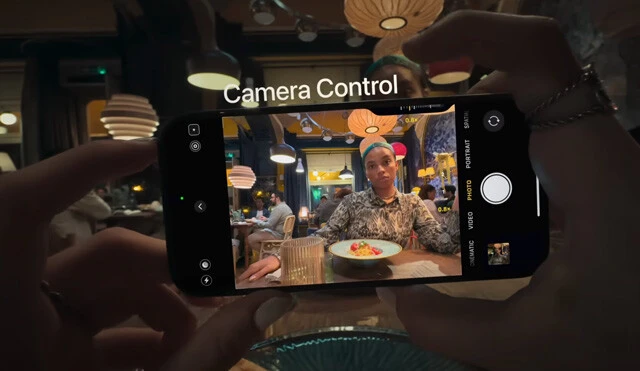 本体右側に新物理ボタン「カメラコントロール」を搭載。カメラのシャッター、ズームの切り替えなどのカメラアプリの設定操作を行なえる。さらに「Apple Intelligence」と連動した画像検索機能にも活用できる