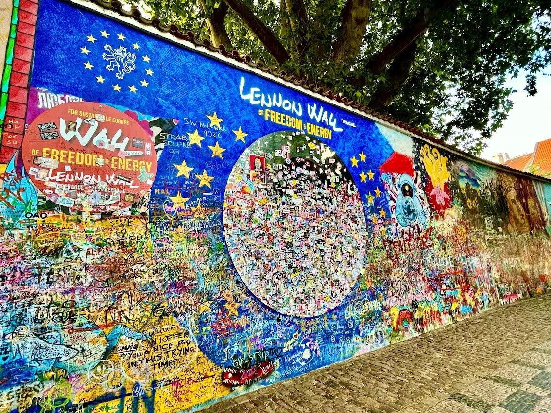 チェコ・プラハ市内にある「レノン・ウォール(レノンの壁)」。上描きに上描きが繰り返されるので、描かれている絵?はその時々で違うらしい