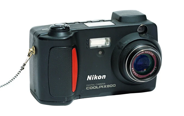 COOLPIX シリーズ　ニコン／1997年販売開始　同社の名門レンズ群、ニッコールを搭載するCOOLPIX800（1999年発売）。単3電池で稼働するので、バッテリーの紛失問題とも無縁