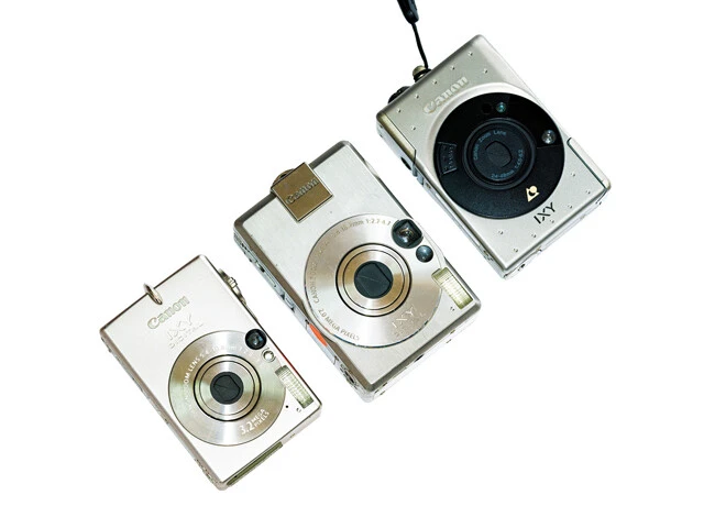 （右から）APSフィルム時代のIXY、初代IXY DIGITAL、2004年発売のIXY DIGITAL 30a。発売から数年で 小型化が進んだ
