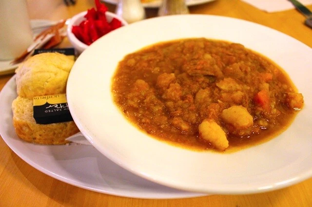 リバプール名物「スカウス」。2015年に筆者がリバプールを訪れたときに食べたもの。肉じゃがのような胃にやさしい味で個人的にはおいしかったのだが、ネットで調べると「まずい」ということで評判の料理