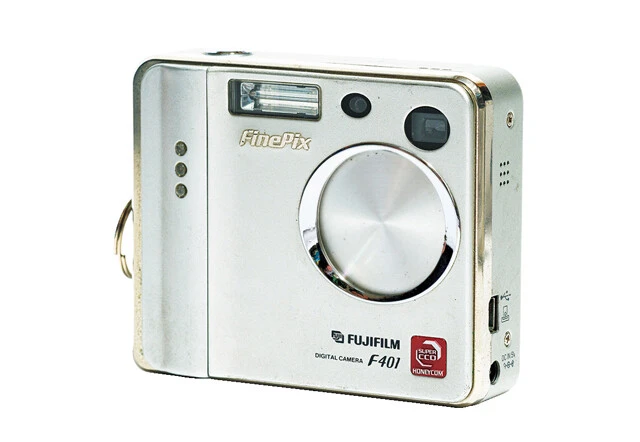 FinePix F401（2002年発売）は薄型本体に光学3倍ズームを搭載
