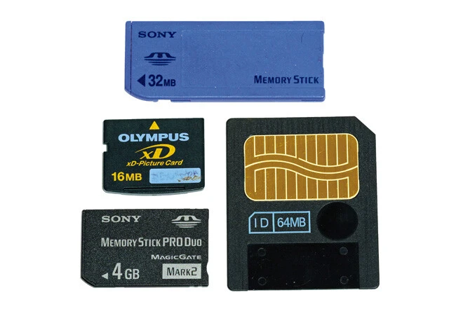デジカメ最初期の画像保存は内蔵メモリーのみ。その後もスマートメディアやコンパクトフラッシュ、メモリースティックなどカメラによってバラバラで容量の制約も。その割に値段も高い。無難にSDカードの機種がオススメ！