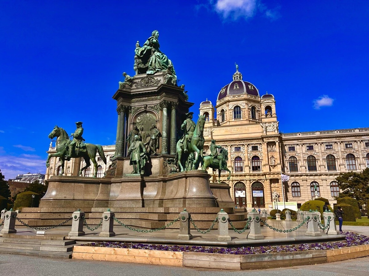 マリア・テレジア広場から望む、ウィーン自然史博物館。ウィーンの街並みは本当に素晴らしかった